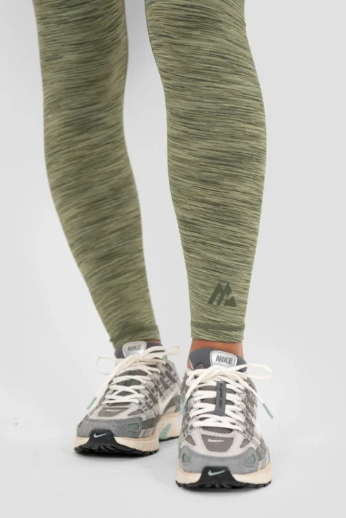 Icon Lite Legging - Khaki Multi -Urban Sport Wear Store ICON LITE LEGGING OIL GREEN FOUR LEAF CLOVER TEA Logo Detail scaled